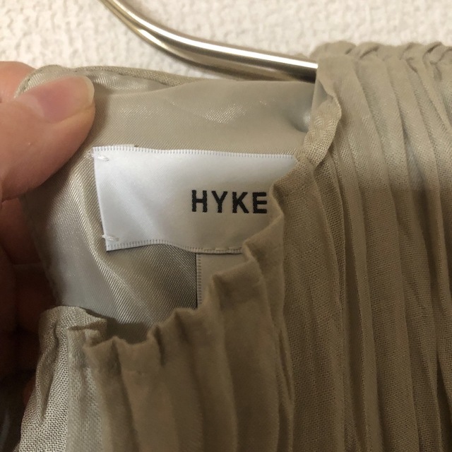 HYKE(ハイク)のhyke 22ss ランダムプリーツ　ドレス レディースのワンピース(ロングワンピース/マキシワンピース)の商品写真