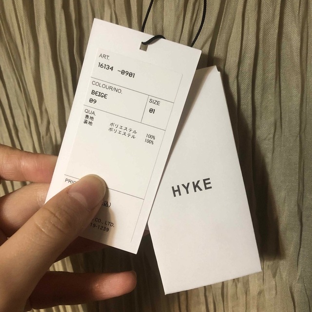 HYKE(ハイク)のhyke 22ss ランダムプリーツ　ドレス レディースのワンピース(ロングワンピース/マキシワンピース)の商品写真