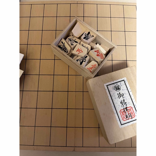 任天堂(ニンテンドウ)の将棋盤と将棋駒です  値下げしました エンタメ/ホビーのテーブルゲーム/ホビー(囲碁/将棋)の商品写真