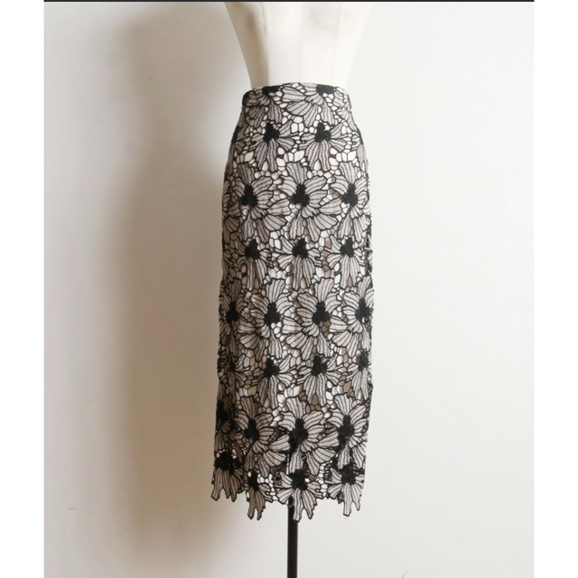 tocco closet luxe(トッコクローゼットリュクス)の配色フラワーレースタイトスカート レディースのスカート(ロングスカート)の商品写真