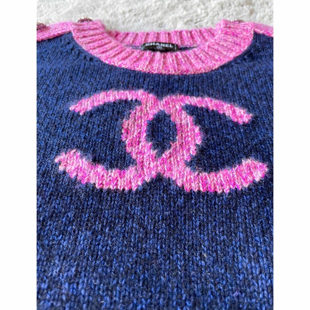 CHANEL(シャネル)の【新品】CHANEL ココマークカシミヤニット ビジューボタン 22/23AW レディースのトップス(ニット/セーター)の商品写真