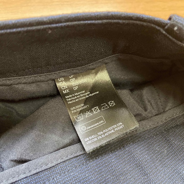 H&M(エイチアンドエム)のH&Mの紺色のパンツです　EUR 32サイズです レディースのパンツ(カジュアルパンツ)の商品写真