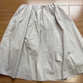 トゥモローランド(TOMORROWLAND)のグレージュのスカートです(ひざ丈スカート)