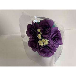 折り紙で作った紫バラの花束(その他)