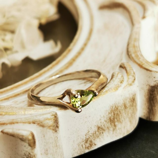 【サイズ直し無料】新緑の世界ペリドットの指輪 レディースのアクセサリー(リング(指輪))の商品写真