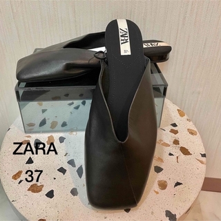 ザラ(ZARA)のZARA ブラックレザー　フラットサンダル　37(サンダル)