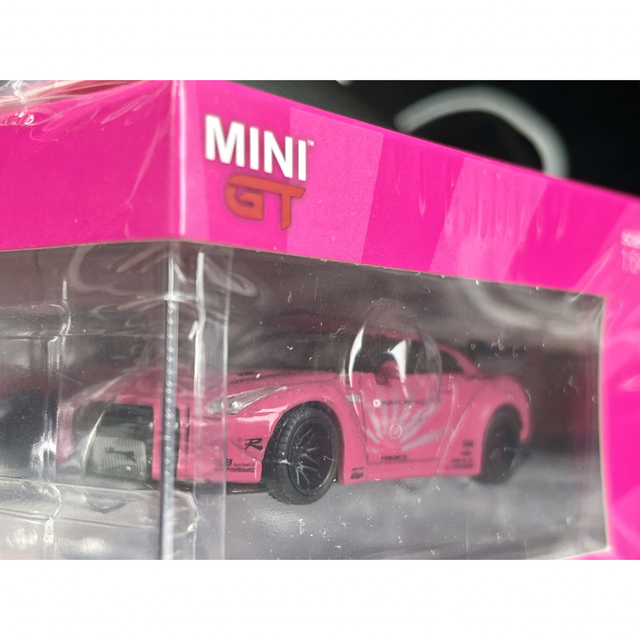 miniGT ミニGT 1/64 LBワークスGT-R R35 ピンク 香港限定