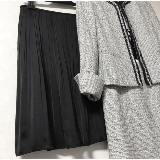 UNTITLED　サイズ１　美品　黒白シルバーラメツイードスーツと黒スカート