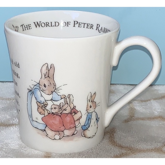 PETER RABBIT（TM）(ピーターラビット)のピーターラビットシリーズ マグカップ2個ファミリー&ミセスラビット新品未使用 インテリア/住まい/日用品のキッチン/食器(食器)の商品写真