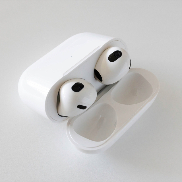 Apple(アップル)のアップル AirPods 第3世代 MME73J/A スマホ/家電/カメラのオーディオ機器(ヘッドフォン/イヤフォン)の商品写真