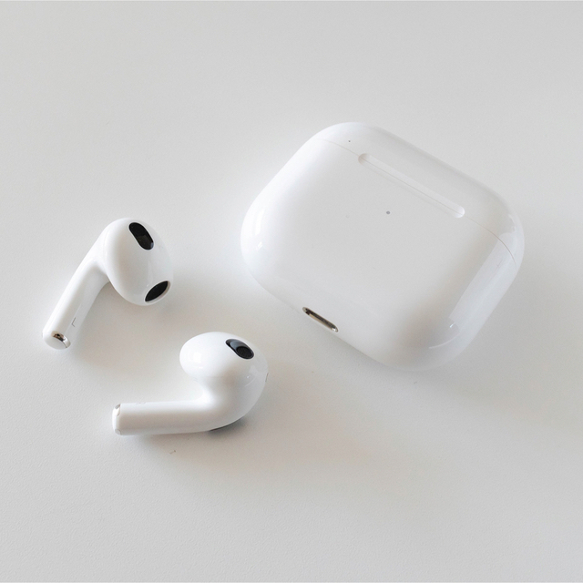 Apple(アップル)のアップル AirPods 第3世代 MME73J/A スマホ/家電/カメラのオーディオ機器(ヘッドフォン/イヤフォン)の商品写真