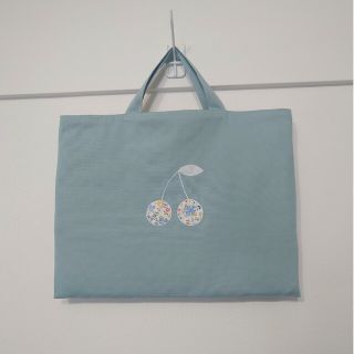 「お値引き中」　手刺繍 大きなさくらんぼ レッスンバッグ 絵本バッグ 絵本袋(バッグ/レッスンバッグ)