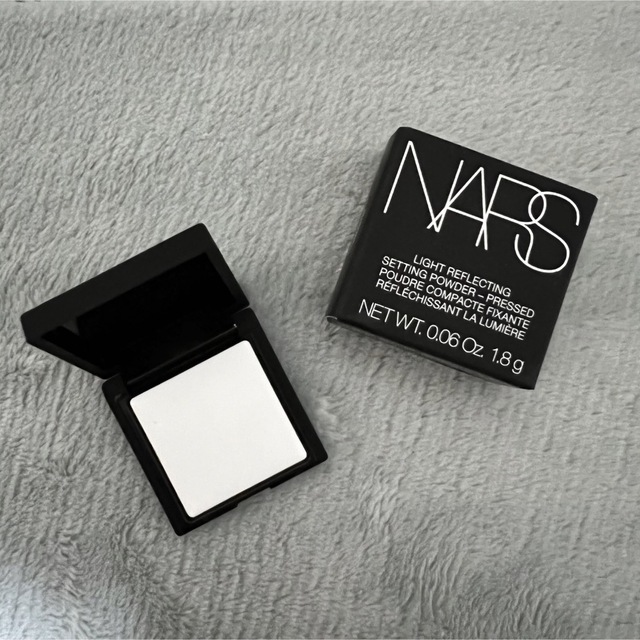 NARS(ナーズ)のライトリフレクティングセッティングパウダー　1.8g コスメ/美容のベースメイク/化粧品(フェイスパウダー)の商品写真