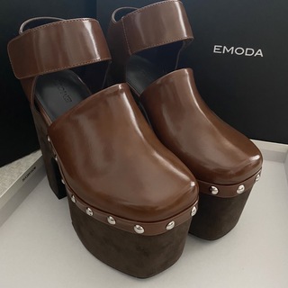 エモダ(EMODA)の【新品】EMODA エモダ　バルキーコンビネーション サンダル　キャメル　厚底(サンダル)