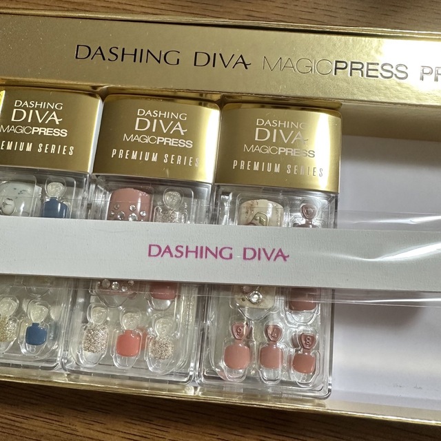 DASHING DIVA ネイルチップ コスメ/美容のネイル(つけ爪/ネイルチップ)の商品写真