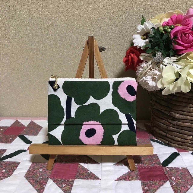 marimekko(マリメッコ)のマリメッコ  生地ハンドメイド　ミニウニッコ　ティッシュケース付きポーチ ハンドメイドのファッション小物(ポーチ)の商品写真