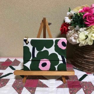 マリメッコ(marimekko)のマリメッコ  生地ハンドメイド　ミニウニッコ　ティッシュケース付きポーチ(ポーチ)