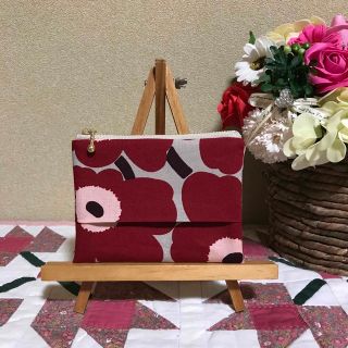 マリメッコ(marimekko)のマリメッコ  生地　ハンドメイド　ミニウニッコ　ティッシュケース付きポーチ(ポーチ)