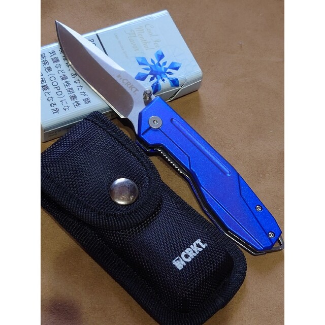 鮮やかブルーのナイフ