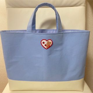 ハンドメイド♡A4サイズ♡ファミリアワッペン付き♡水色トートバッグ♡白色合皮♡