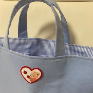 ハンドメイド♡A4サイズ♡ファミリアワッペン付き♡水色トートバッグ♡白色合皮♡