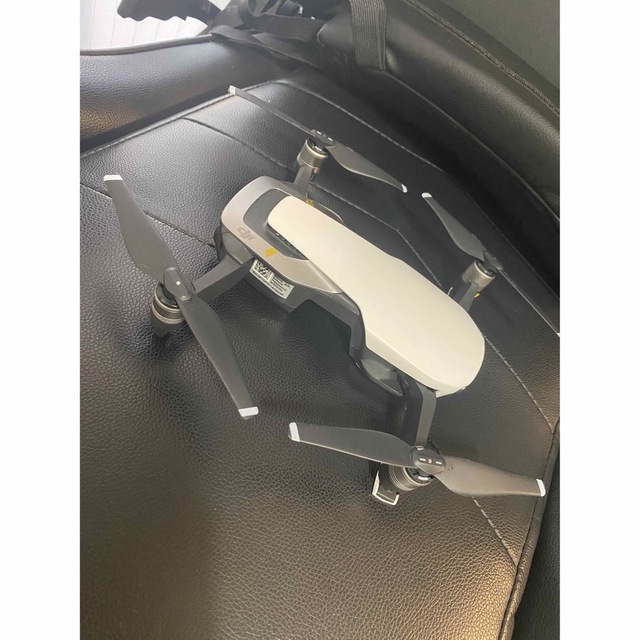 DJI Mavic Air white(白) ドローン　予備バッテリー・ND付属 エンタメ/ホビーのおもちゃ/ぬいぐるみ(ホビーラジコン)の商品写真