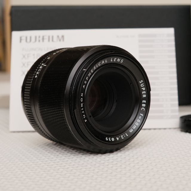 富士フイルム(フジフイルム)のXF60ｍｍ F2.4 R MACRO 付属品あり【値下げ】 スマホ/家電/カメラのカメラ(レンズ(単焦点))の商品写真