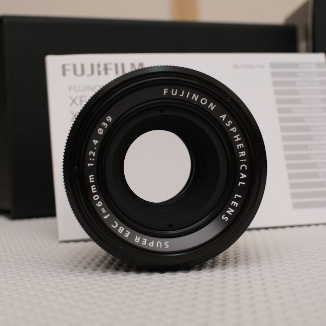 富士フイルム(フジフイルム)のXF60ｍｍ F2.4 R MACRO 付属品あり【値下げ】 スマホ/家電/カメラのカメラ(レンズ(単焦点))の商品写真