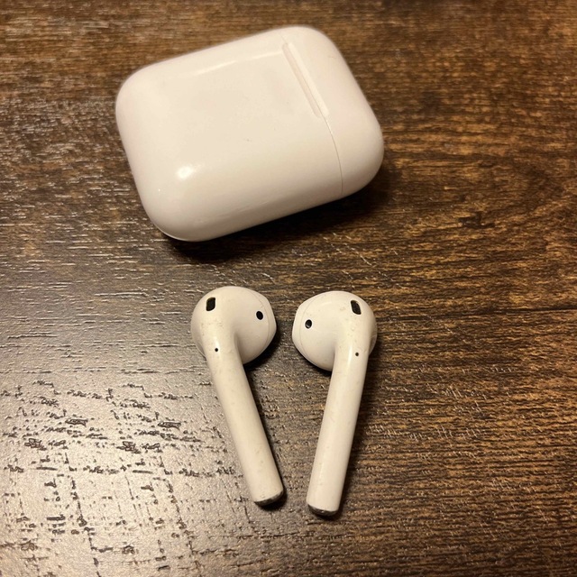 APPLE AirPods with Charging Case MV7N2J/