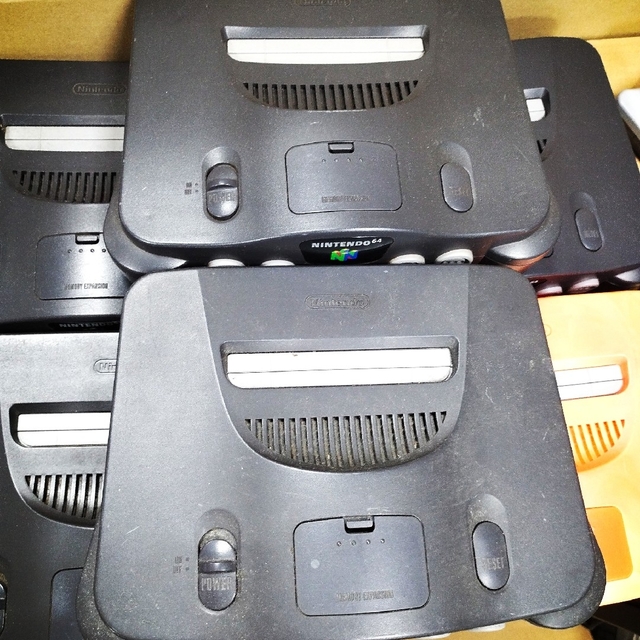 NINTENDO 64(ニンテンドウ64)の《ジャンク品》ニンテンドー64　本体　コントローラー　配線　まとめ エンタメ/ホビーのゲームソフト/ゲーム機本体(家庭用ゲーム機本体)の商品写真