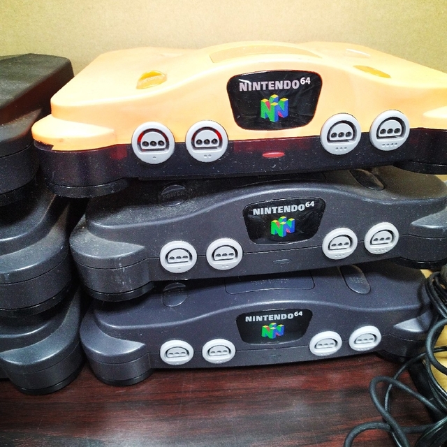 NINTENDO 64(ニンテンドウ64)の《ジャンク品》ニンテンドー64　本体　コントローラー　配線　まとめ エンタメ/ホビーのゲームソフト/ゲーム機本体(家庭用ゲーム機本体)の商品写真