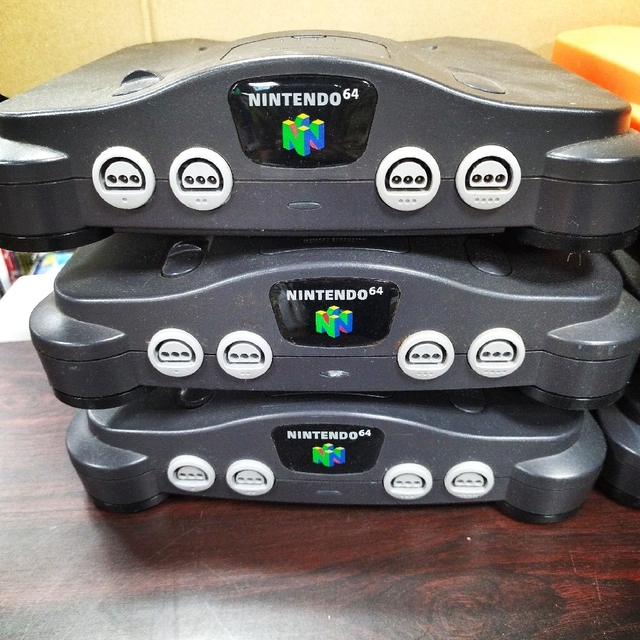 NINTENDO 64(ニンテンドウ64)の《ジャンク品》ニンテンドー64　本体　コントローラー　配線　まとめ エンタメ/ホビーのゲームソフト/ゲーム機本体(家庭用ゲーム機本体)の商品写真