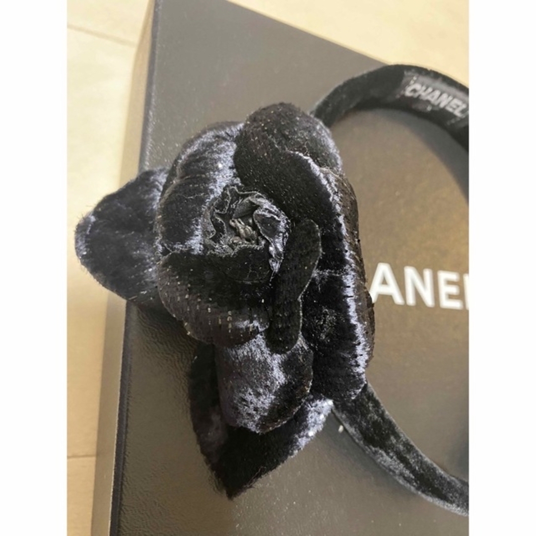 CHANEL(シャネル)のCHANEL シャネル　正規品　カメリア　カチューシャ　黒 レディースのヘアアクセサリー(カチューシャ)の商品写真