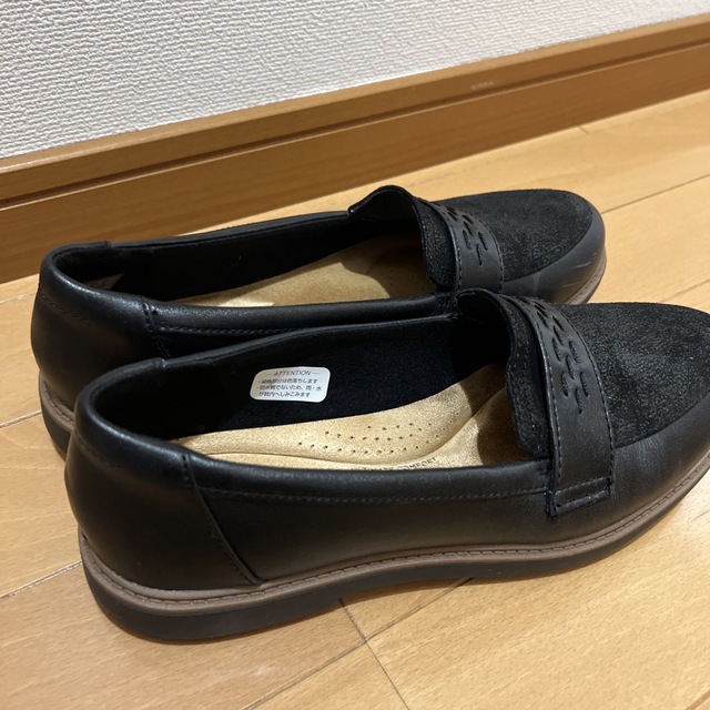 Clarks(クラークス)のらんらんりんりん様専用　クラークス　黒　ローファー25センチ レディースの靴/シューズ(ローファー/革靴)の商品写真