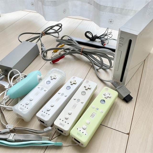 Wii本体,リモコンプラス,ヌンチャク,ソフト４本セット
