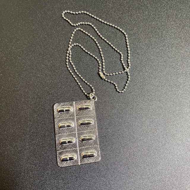 薬　カプセル　ネックレス　シルバーアクセサリー レディースのアクセサリー(ネックレス)の商品写真