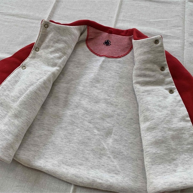 PETIT BATEAU(プチバトー)のプチバトー　ケープ　ポンチョ　赤色　未使用 キッズ/ベビー/マタニティのベビー服(~85cm)(ジャケット/コート)の商品写真