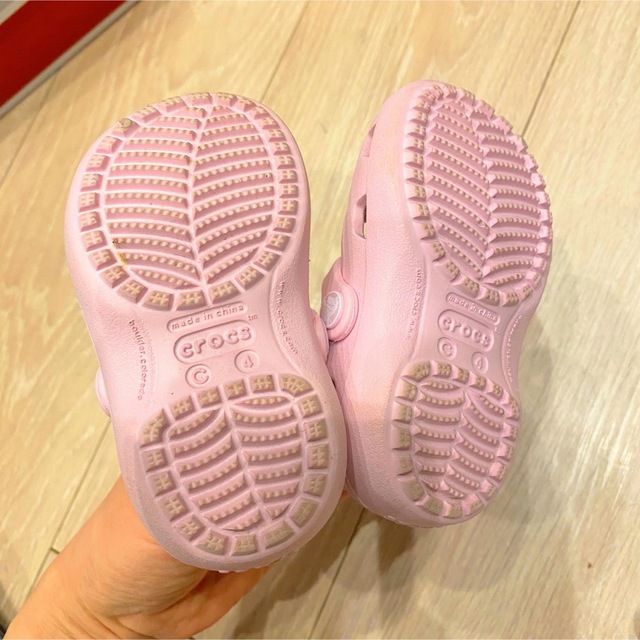 crocs(クロックス)のクロックス 女の子 12cm C4 ピンク キッズ/ベビー/マタニティのベビー靴/シューズ(~14cm)(サンダル)の商品写真