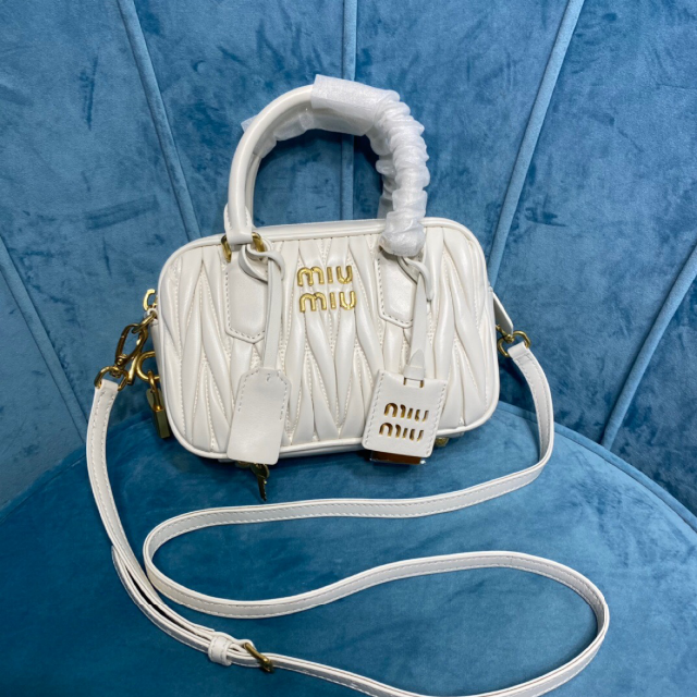 人気No.1 miumiu - トップハンドルスモールバッグ マテラッセレザー