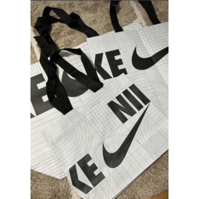 NIKE(ナイキ)の韓国限定！　Nike エコバッグ　Mサイズ　たっぷり肩掛け　明洞限定！ レディースのバッグ(エコバッグ)の商品写真