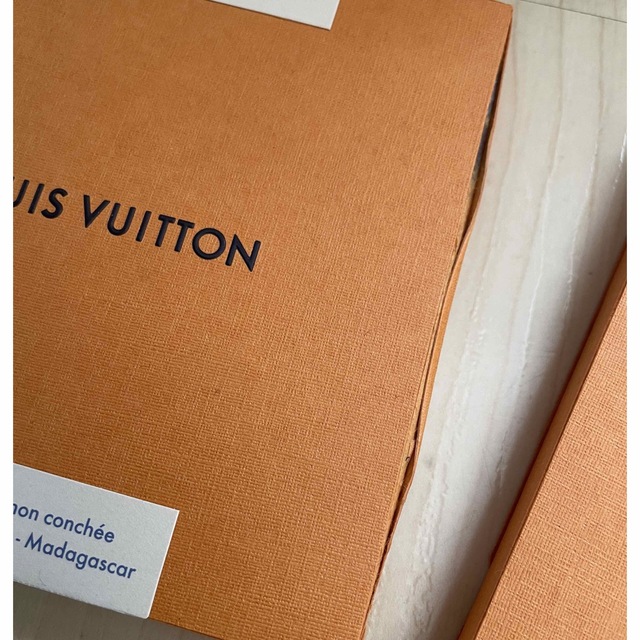 LOUIS VUITTON(ルイヴィトン)のルイヴィトン　訳あり特価　チョコレート 食品/飲料/酒の食品(菓子/デザート)の商品写真