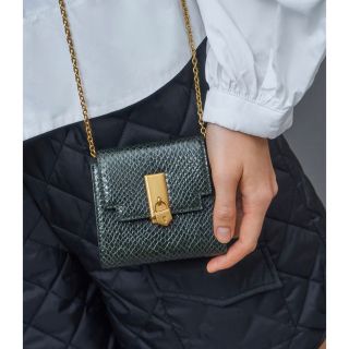 チャールズアンドキース(Charles and Keith)のCHARLES & KEITH メタリックプッシュロック ショートウォレット(財布)