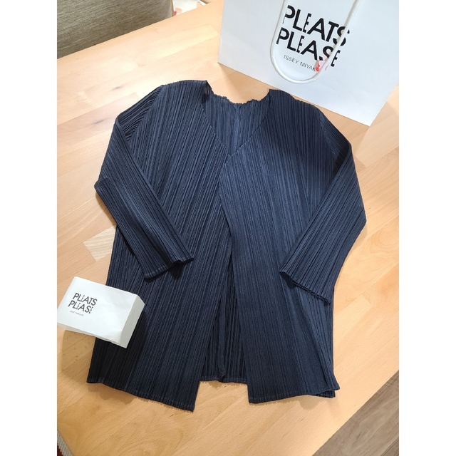 PLEATS PLEASE ISSEY MIYAKE(プリーツプリーズイッセイミヤケ)の三越イッセイミヤケPLEASE！完売 レディースのトップス(カーディガン)の商品写真