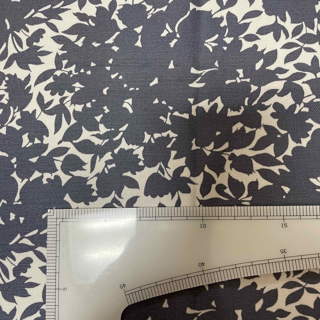 Cath Kidston(キャスキッドソン)の綿生地　帆布　キャスキッドソン　グレー×シャドウ　木々 ハンドメイドの素材/材料(生地/糸)の商品写真