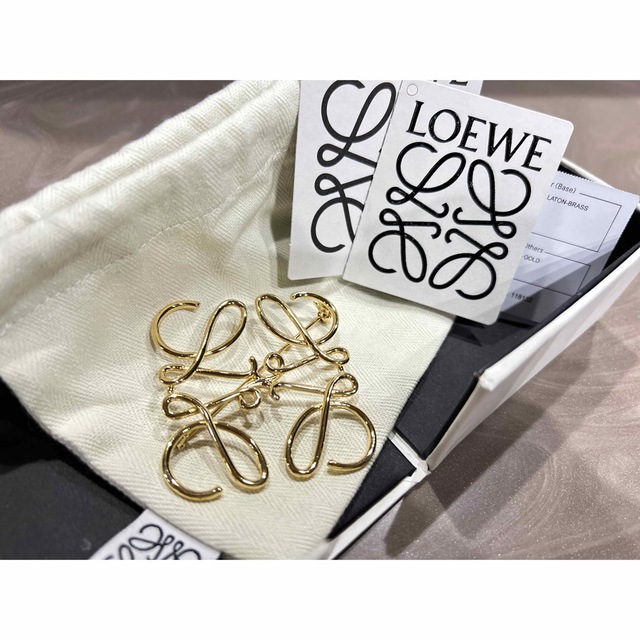 LOEWE(ロエベ)のLOEWE ロエベ アナグラムブローチ ゴールド レディースのアクセサリー(ブローチ/コサージュ)の商品写真