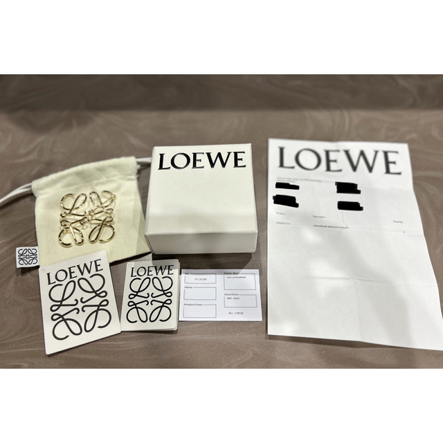 LOEWE(ロエベ)のLOEWE ロエベ アナグラムブローチ ゴールド レディースのアクセサリー(ブローチ/コサージュ)の商品写真