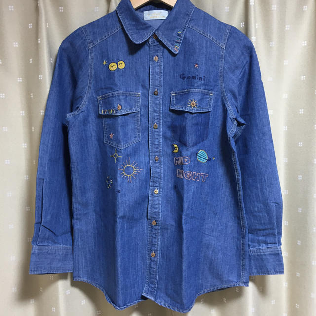 w closet(ダブルクローゼット)のw closet 刺繍デニムシャツ レディースのトップス(シャツ/ブラウス(長袖/七分))の商品写真