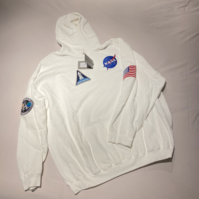 Balenciaga(バレンシアガ)のラスト１【新品】バレンシアガ NASA コラボ オーバーサイズ パーカー 白 メンズのトップス(パーカー)の商品写真