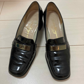 サルヴァトーレフェラガモ(Salvatore Ferragamo)のフェラガモ黒エナメルローファー24.5cm(ローファー/革靴)