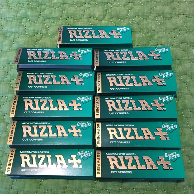 RIZLA リズラ ローリングペーパー グリーンシングル 60枚入 11パック メンズのファッション小物(タバコグッズ)の商品写真